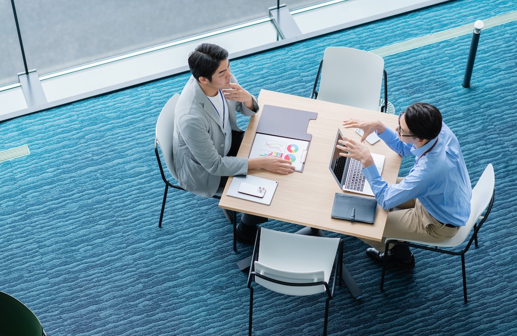 ミーティングしている社員