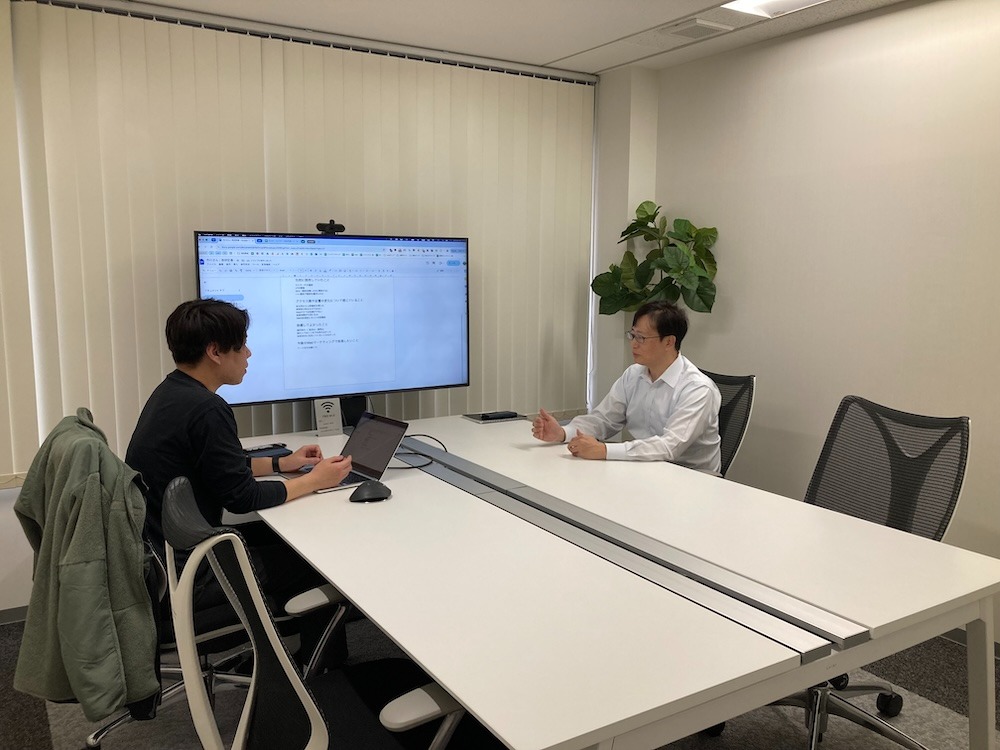 社員同士が話し合っている